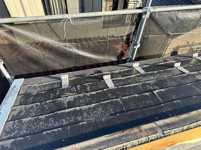 スレート屋根から横暖ルーフを使った屋根カバー工事を行いました！川口市屋根カバー工事　横暖ルーフαｓ　ニチハ　センタールーフ　スレートボロボロ　ガルバリウム鋼板　